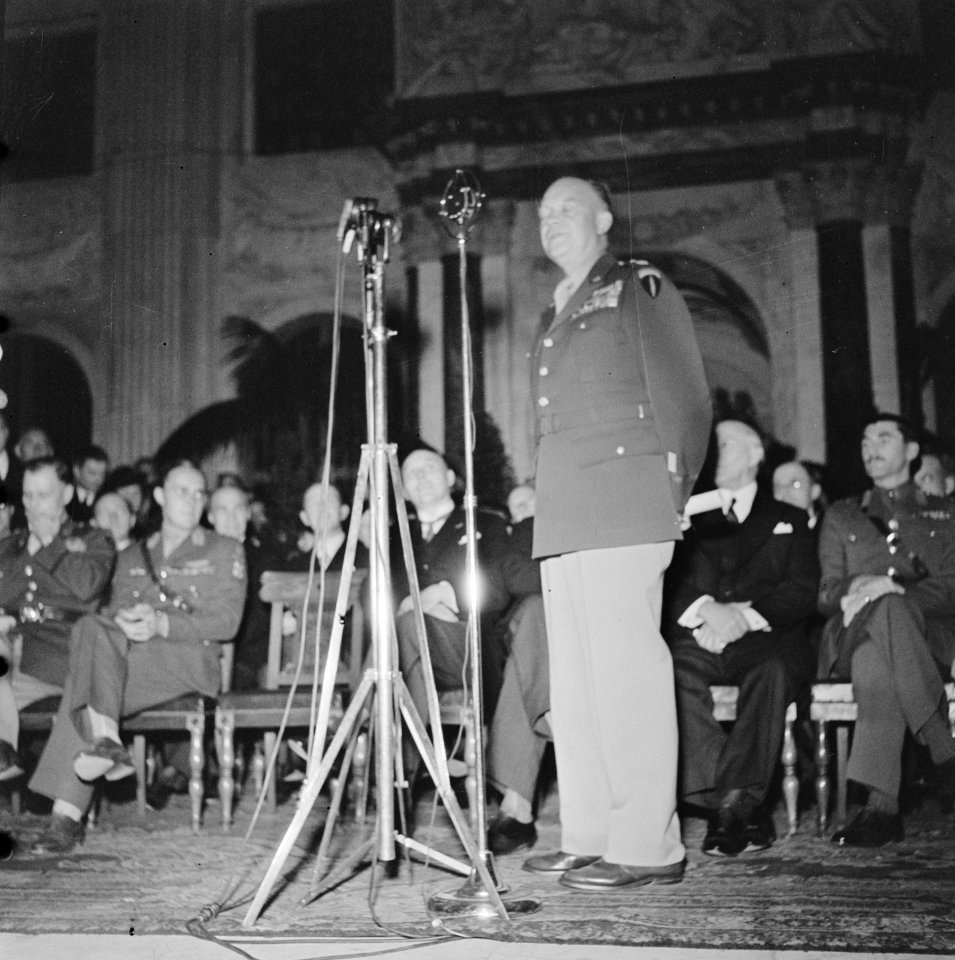 Eisenhower in Amsterdam. Burgerzaal van het Paleis op de Dam. Dankwoord van gene, Bestanddeelnr 900-8894