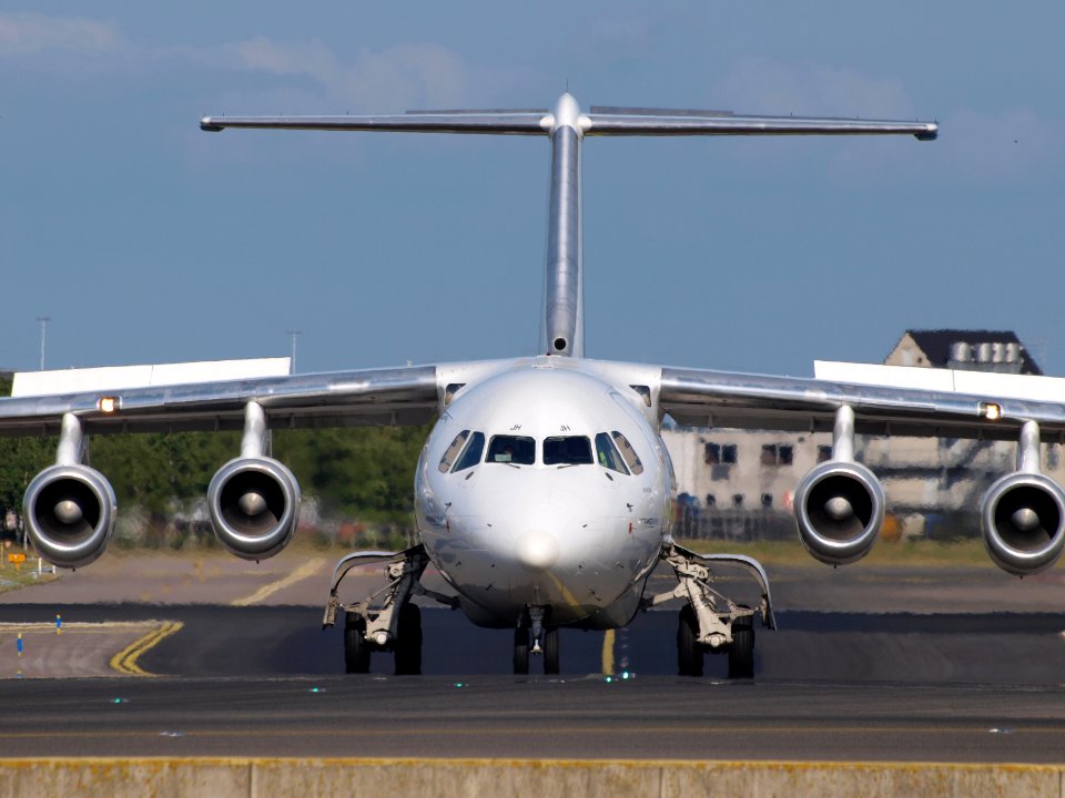 EI-RJH Cityjet British Aerospace Avro RJ85 - cn E2345 taxiing 19july2013 pic2