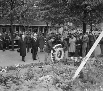 Eisenhower in Amsterdam. Kranslegging aan de Apollolaan, Bestanddeelnr 900-8854