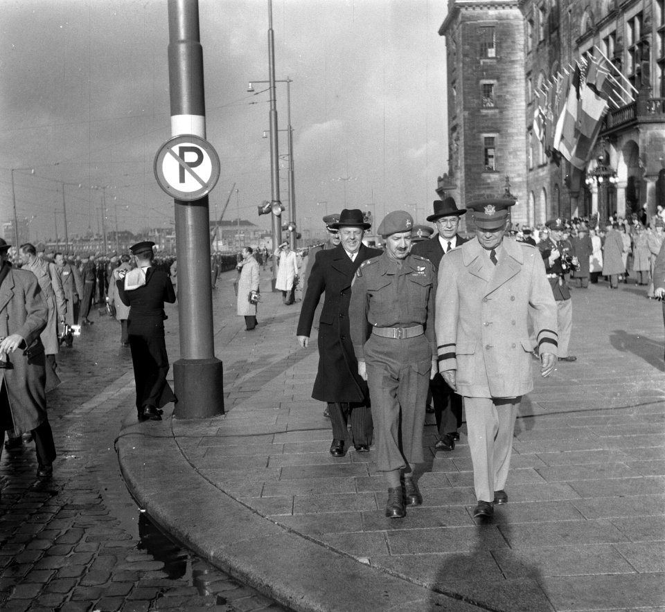 Eisenhower arriveert te Rotterdam om het commando over Canadese troepen die met , Bestanddeelnr 904-8598