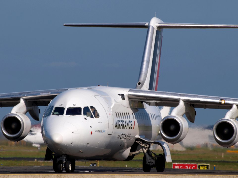 EI-RJH Cityjet British Aerospace Avro RJ85 - cn E2345 taxiing 18july2013 pic2