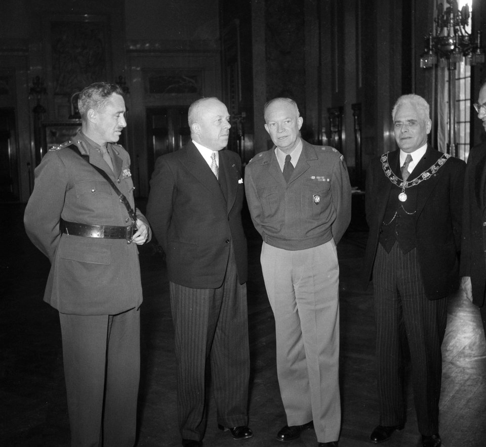 Eisenhower arriveert te Rotterdam om het commando over Canadese troepen die met , Bestanddeelnr 904-8594