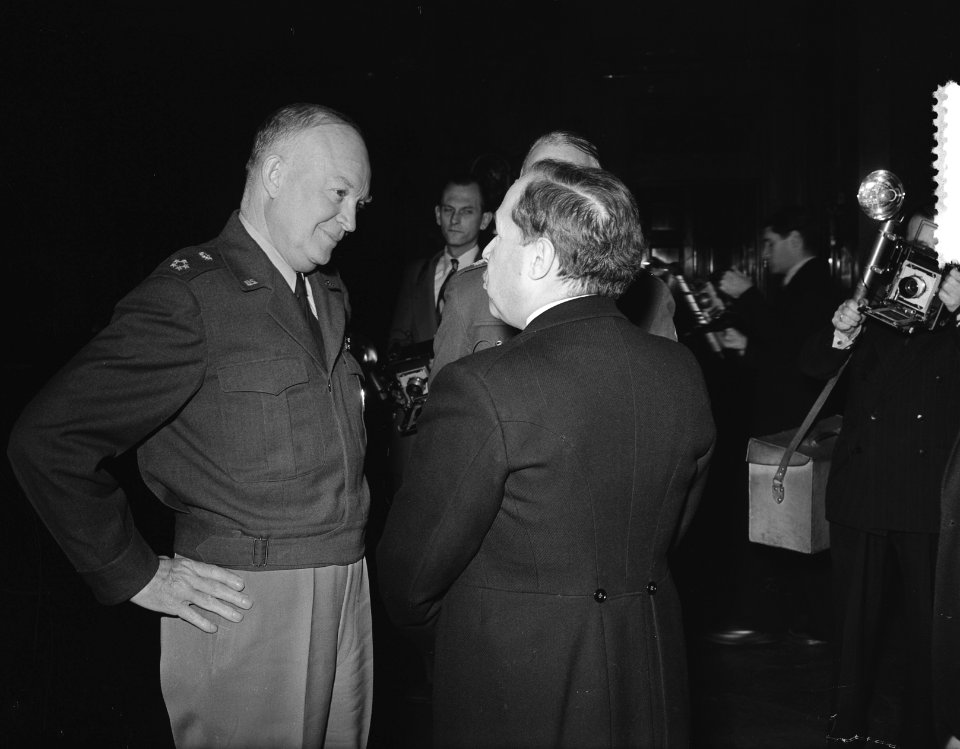 Eisenhower arriveert te Rotterdam om het commando over Canadese troepen die met , Bestanddeelnr 904-8588