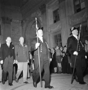 Eisenhower in Amsterdam. Voorafgegaan door pedels en in gezelschap van minister-, Bestanddeelnr 900-8890
