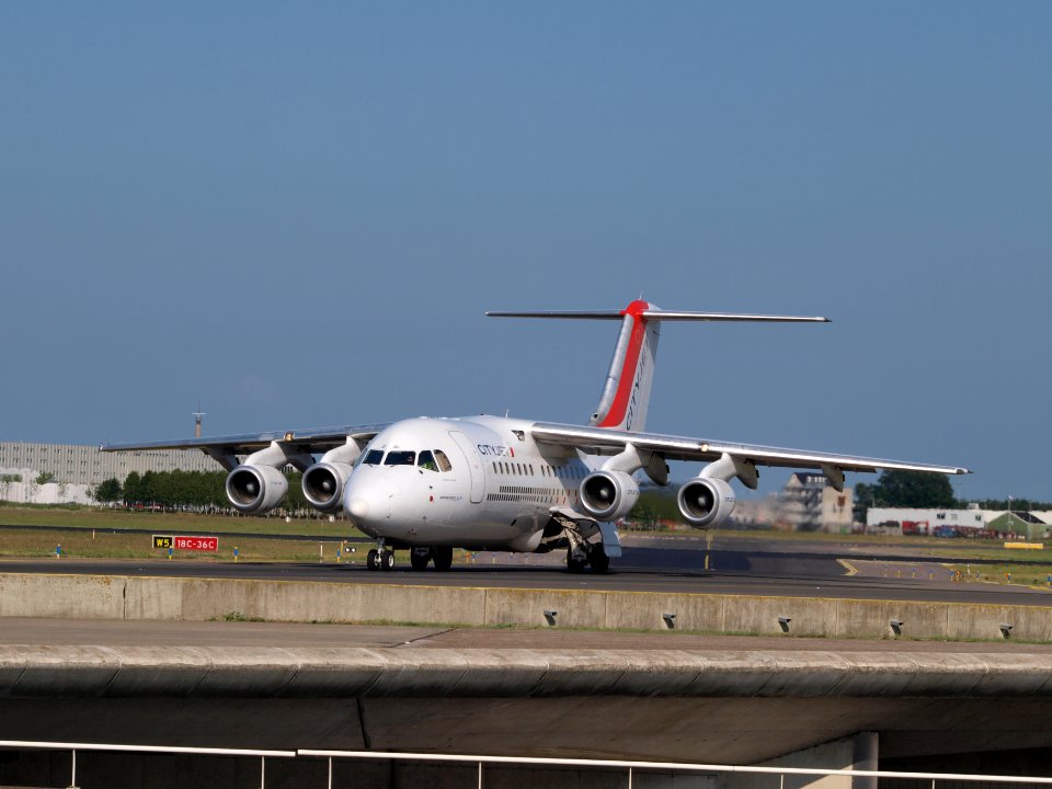 EI-RJG Cityjet British Aerospace Avro RJ85 - cn E2344 taxiing 18july2013 pic-002