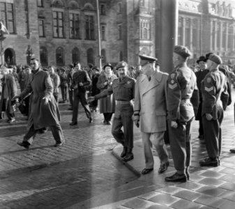Eisenhower arriveert te Rotterdam om het commando over Canadese troepen die met , Bestanddeelnr 904-8606