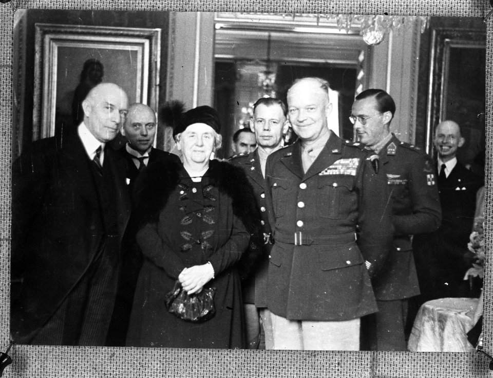 Eisenhower in Den Haag. Met koningin Wilhelmina in Paleis Lange Voorhout vlnr. , Bestanddeelnr 900-8844