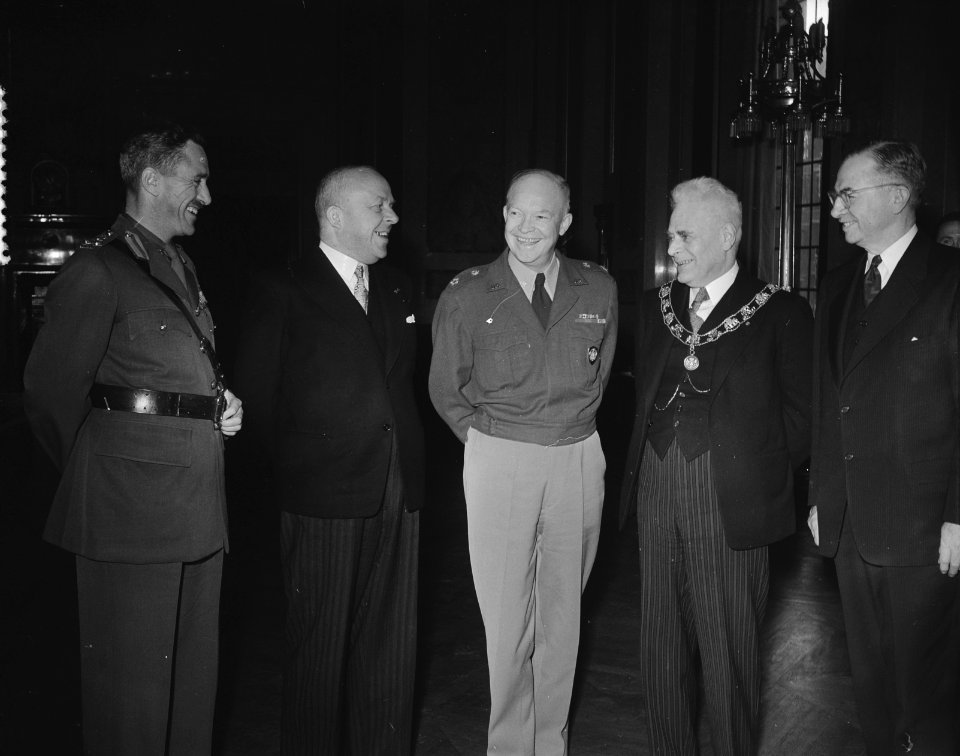 Eisenhower arriveert te Rotterdam om het commando over Canadese troepen die met , Bestanddeelnr 904-8589