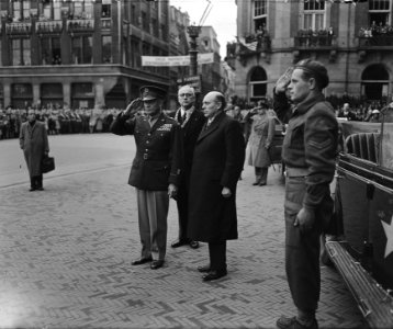 Eisenhower in Amsterdam. Eisenhower salueert op de Dam. Bij hem minister-preside, Bestanddeelnr 900-8853