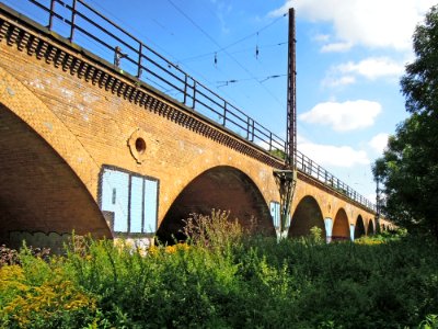 Eisenbahnviadukt Wiederitzsch in der Rietzschkeniederung im August 2017a