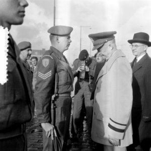 Eisenhower arriveert te Rotterdam om het commando over Canadese troepen die met , Bestanddeelnr 904-8602