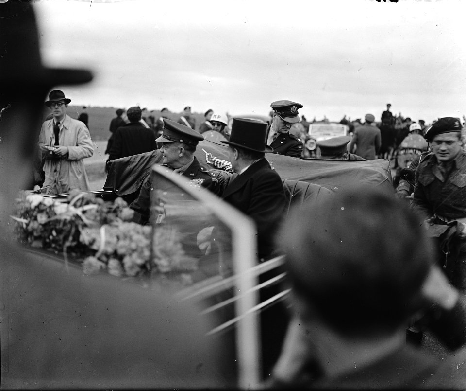 Eisenhower in Amsterdam. In auto met minister-president W. Schermerhorn, Bestanddeelnr 900-8855