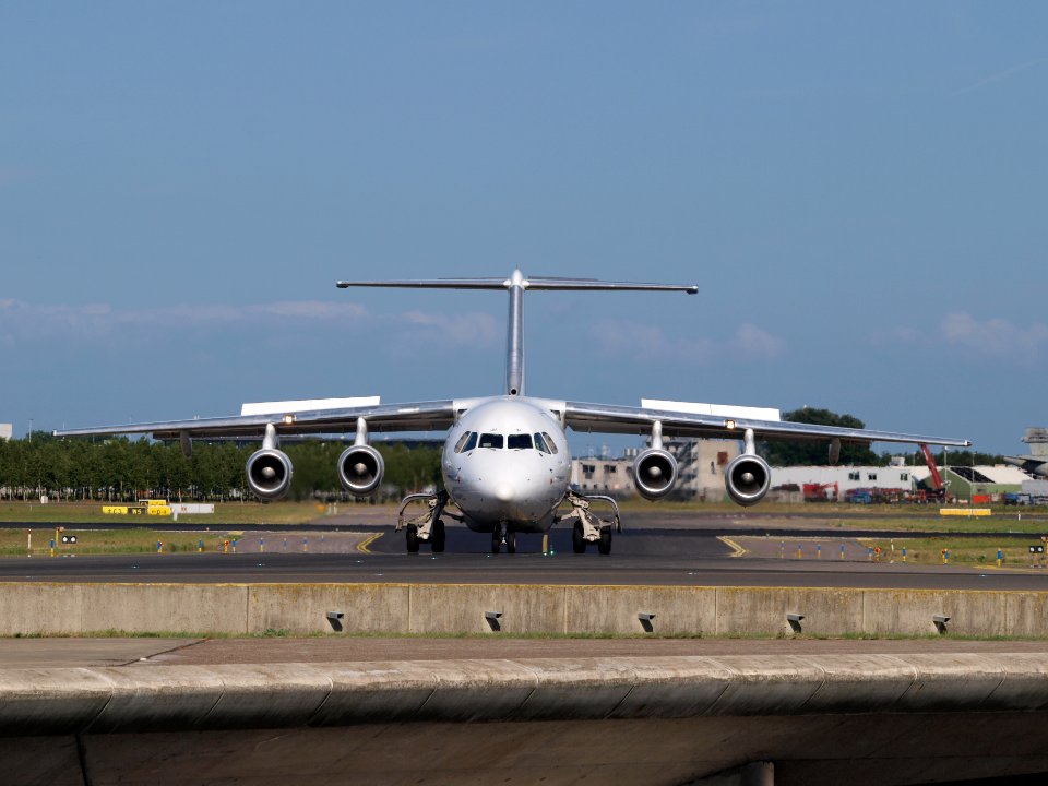 EI-RJH Cityjet British Aerospace Avro RJ85 - cn E2345 taxiing 19july2013 pic1