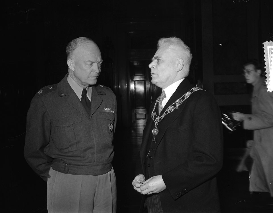 Eisenhower arriveert te Rotterdam om het commando over Canadese troepen die met , Bestanddeelnr 904-8591