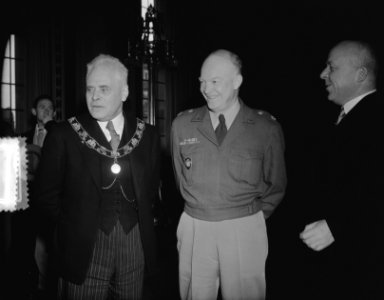 Eisenhower arriveert te Rotterdam om het commando over Canadese troepen die met , Bestanddeelnr 904-8590