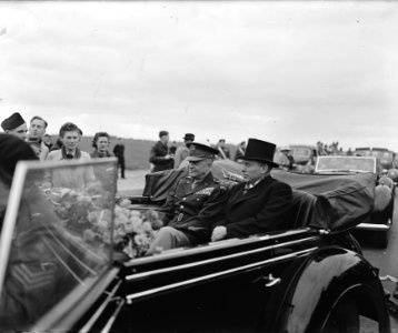 Eisenhower in Amsterdam, naast hem minister-president Schermerhorn, Bestanddeelnr 900-8857