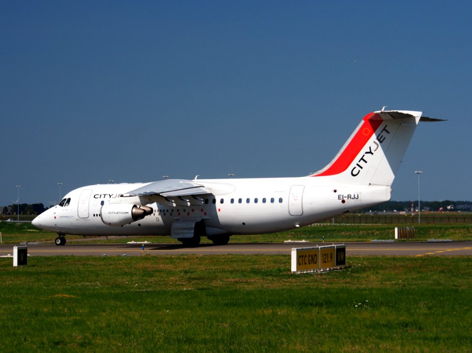 EI-RJJ Cityjet British Aerospace Avro RJ85 - cn E2347, taxiing 21july2013 pic-005