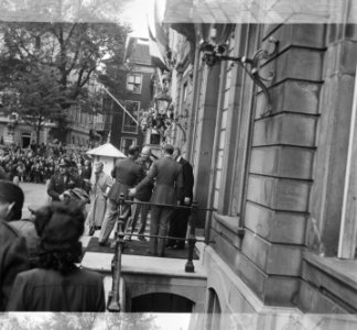 Eisenhower bij de ingang van Paleis Lange Voorhout, Bestanddeelnr 900-8933