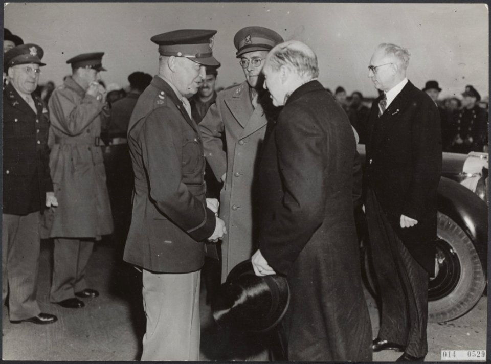 Eisenhower in Amsterdam. Generaal Eisenhower (links) in gesprek met prins Bernha, Bestanddeelnr 014-0529