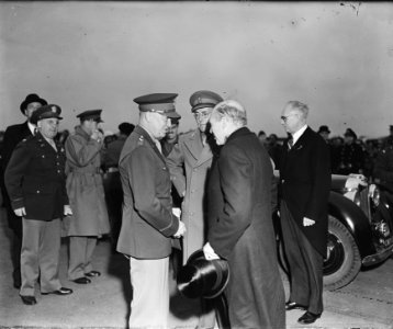 Eisenhower in Amsterdam vlnr. Eisenhower, prins Bernhard, minister-president Sc, Bestanddeelnr 900-8845