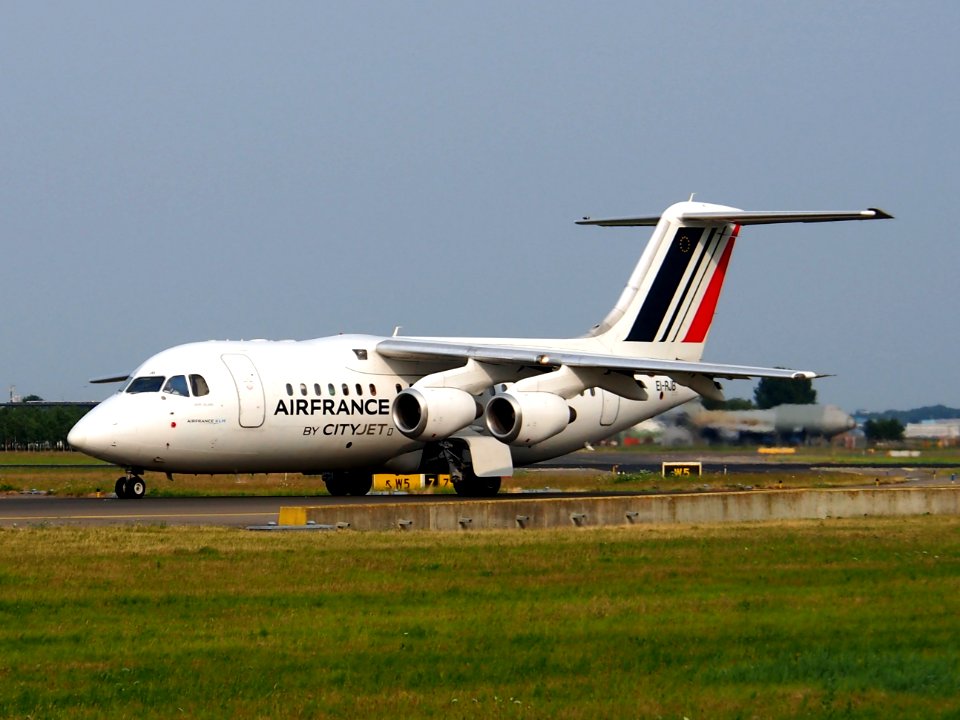 EI-RJB Cityjet British Aerospace Avro RJ85 - cn E2330, taxiing 22july2013 pic-001