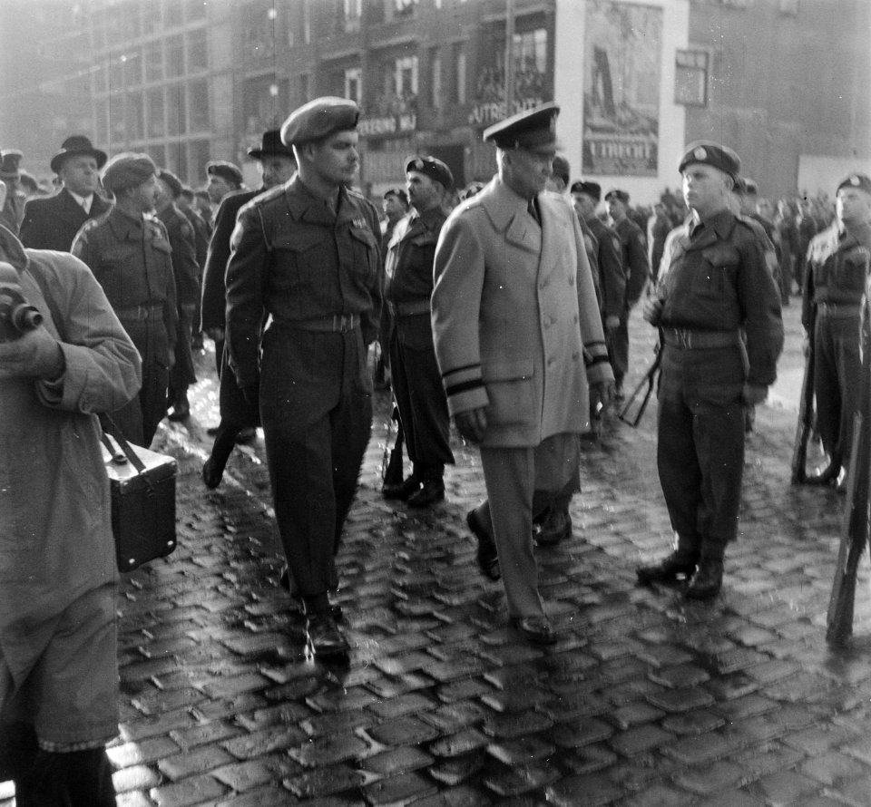 Eisenhower arriveert te Rotterdam om het commando over Canadese troepen die met , Bestanddeelnr 904-8596