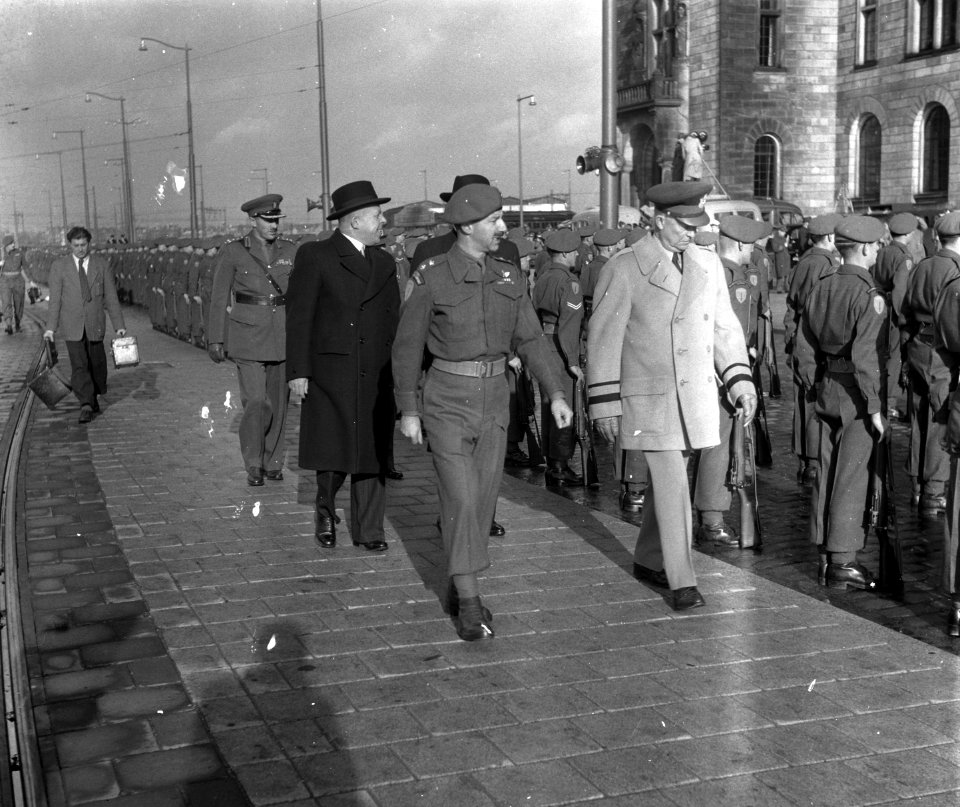 Eisenhower arriveert te Rotterdam om het commando over Canadese troepen die met , Bestanddeelnr 904-8595