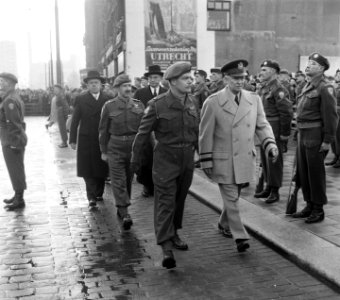 Eisenhower arriveert te Rotterdam om het commando over Canadese troepen die met , Bestanddeelnr 904-8607
