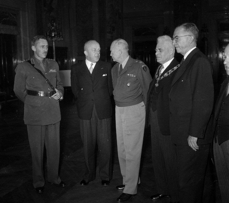 Eisenhower arriveert te Rotterdam om het commando over Canadese troepen die met , Bestanddeelnr 904-8603