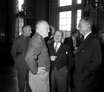 Eisenhower arriveert te Rotterdam om het commando over Canadese troepen die met , Bestanddeelnr 904-8601