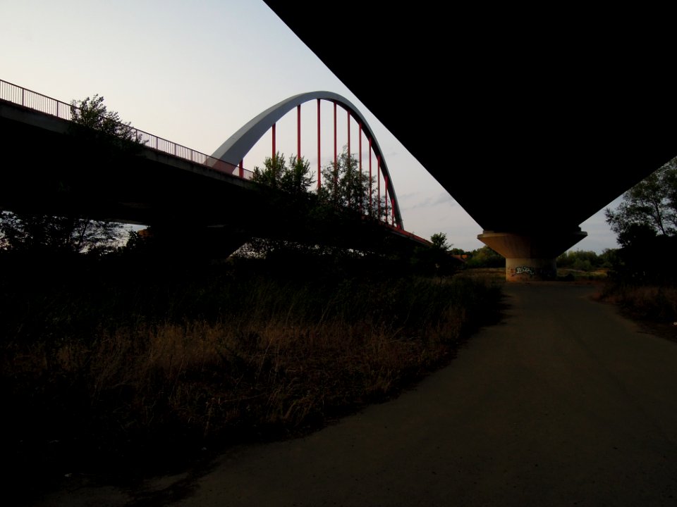 Elbebrücken südlich Wittenberg -Dreiviertelsicht der Straßenbrücke links im Bild von Südost- Ende August 2018