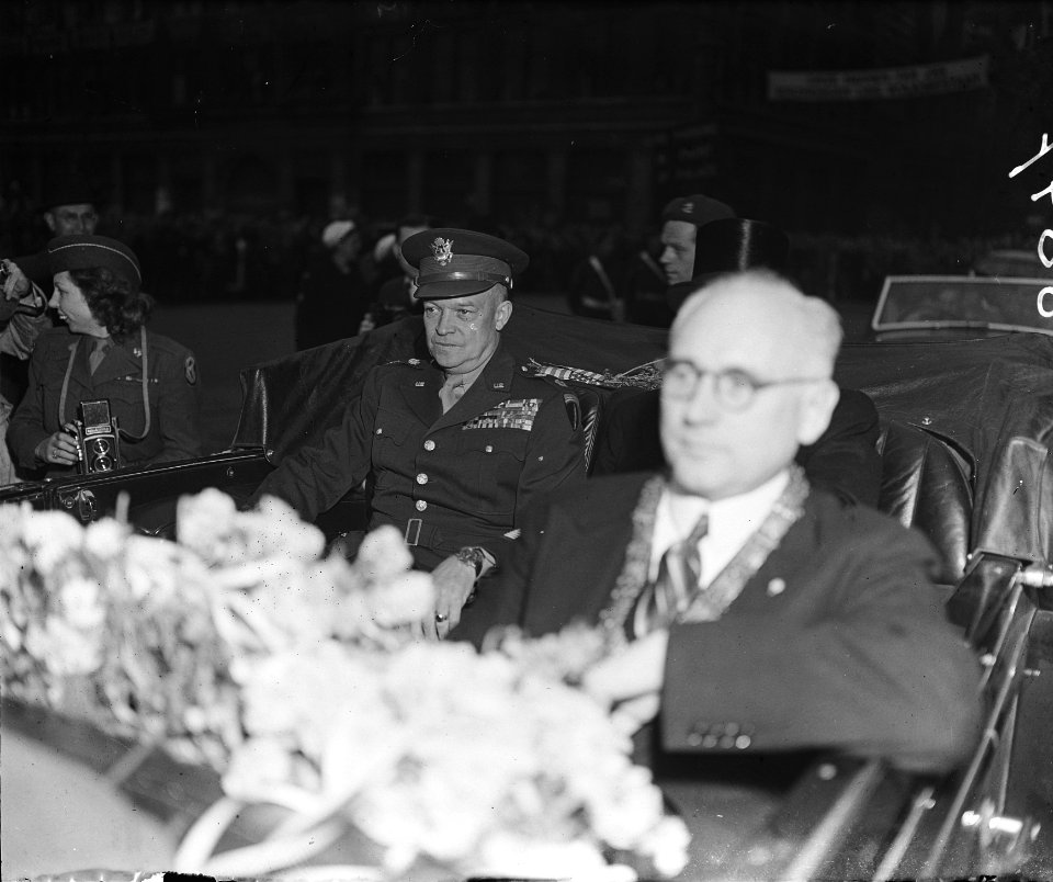 Eisenhower in Amsterdam. Met waarnemend burgemeester De Boer tijdens rondrit, Bestanddeelnr 900-8847