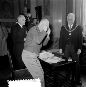 Eisenhower arriveert te Rotterdam om het commando over Canadese troepen die met , Bestanddeelnr 904-8599