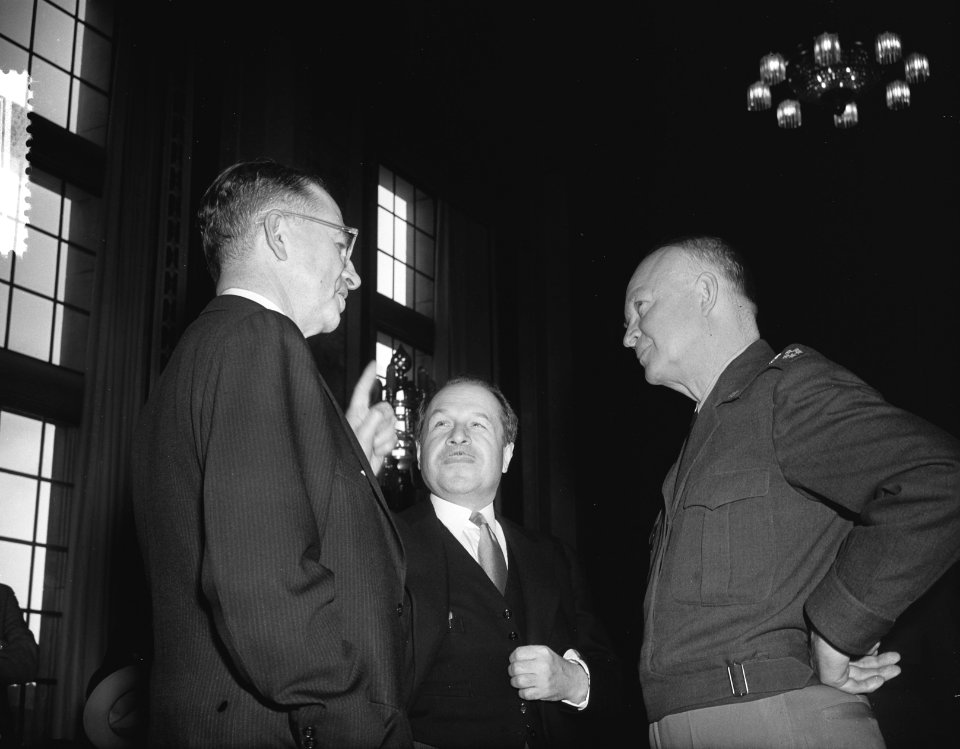 Eisenhower arriveert te Rotterdam om het commando over Canadese troepen die met , Bestanddeelnr 904-8586