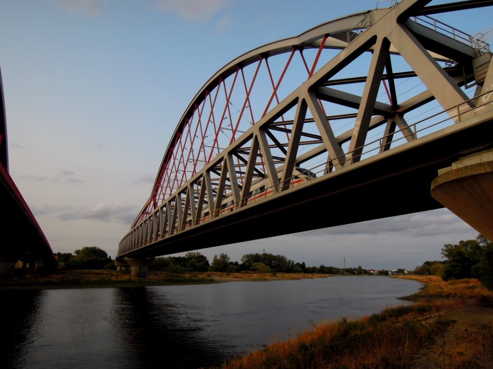 Elbebrücken südlich Wittenberg -Dreiviertelsicht der Bahnbrücke von Südwest- Ende August 2018a