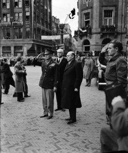 Eisenhower in Amsterdam. Eisenhower salueert op de Dam. Bij hem minister-preside, Bestanddeelnr 900-8851