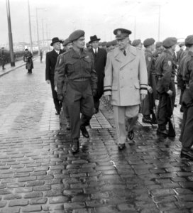 Eisenhower arriveert te Rotterdam om het commando over Canadese troepen die met , Bestanddeelnr 904-8593