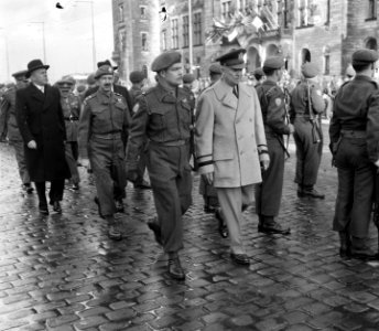 Eisenhower arriveert te Rotterdam om het commando over Canadese troepen die met , Bestanddeelnr 904-8592