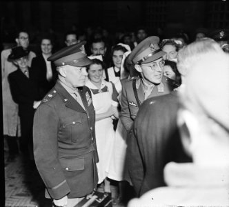 Eisenhower in Amsterdam Eisenhower en prins Bernhard en publiek (waaronder verpl, Bestanddeelnr 900-8846