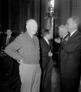Eisenhower arriveert te Rotterdam om het commando over Canadese troepen die met , Bestanddeelnr 904-8597