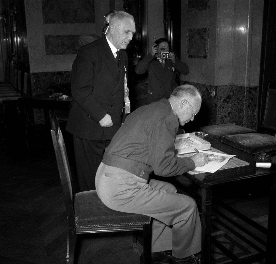 Eisenhower arriveert te Rotterdam om het commando over Canadese troepen die met , Bestanddeelnr 904-8600