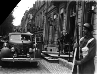 Eisenhower in Den Haag. Eisenhower verlaat Paleis Lange Voorhout, Bestanddeelnr 900-8858