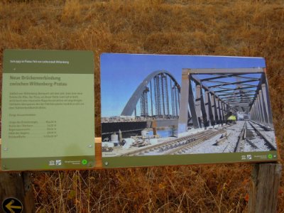 Elbebrücken südlich Wittenberg -Tafel mit technischen Daten in den Elbwiesen des Biosphärenreservats Mittelelbe- Ende August 2018