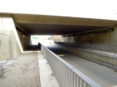 Eisenbahnbrücke der Bahnstrecke Leipzig-Hof in der Zwenkauer Straße in Böhlen OT Großdeuben -Westeinsicht- im März 2018