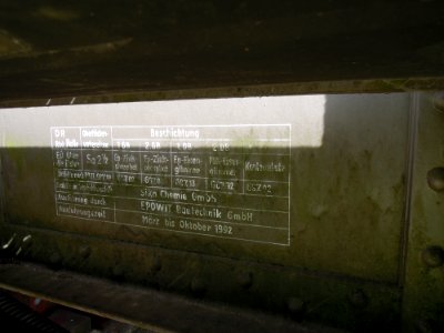 Eisenbahnüberführung über die Weiße Elster im Verlauf des Heuwegs in Leipzig -Beschichtungsangaben am westlichen Widerlager- im Juni 2019