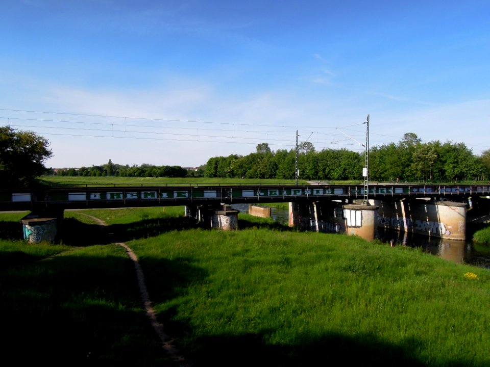 Eisenbahnüberführung über die Neue Luppe im Verlauf des Heuwegs in Leipzig -Westliche Öffnungen- im Mai 2019a