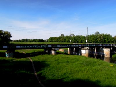 Eisenbahnüberführung über die Neue Luppe im Verlauf des Heuwegs in Leipzig -Westliche Öffnungen- im Mai 2019a