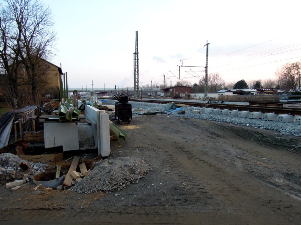 Eisenbahnüberführung Neue Harth - Draufsicht auf die neue Walzträger-in-Beton-Brücke im März 2018a