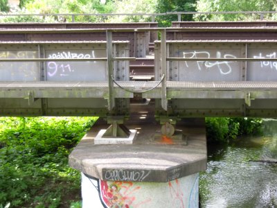 Eisenbahnüberführung über die Weiße Elster im Verlauf des Heuwegs in Leipzig -Pfeiler 3 von West, Draufsicht- im Juni 2019