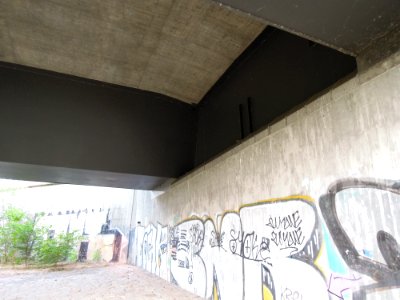 Elbebrücken südlich Wittenberg -Untersicht mit Hohlkästen der Straßenbrücke am südlichen Widerlager- Ende August 2018